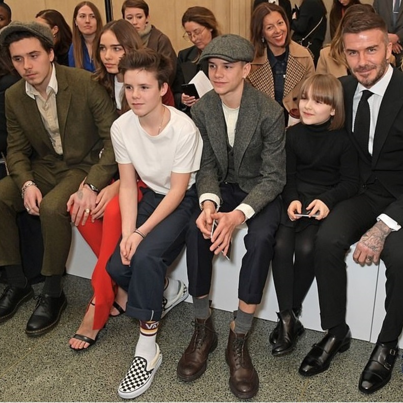 عرض المصممة فيكتوريا بيكهام في لندن متوج بدعم زوجها اللاعب ديفيد بيكهام وأبنائها