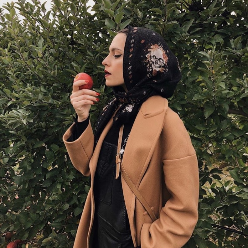 سكارف ناعم باللون الوردي الفاتح مع إطلالة باستيلية مميزة