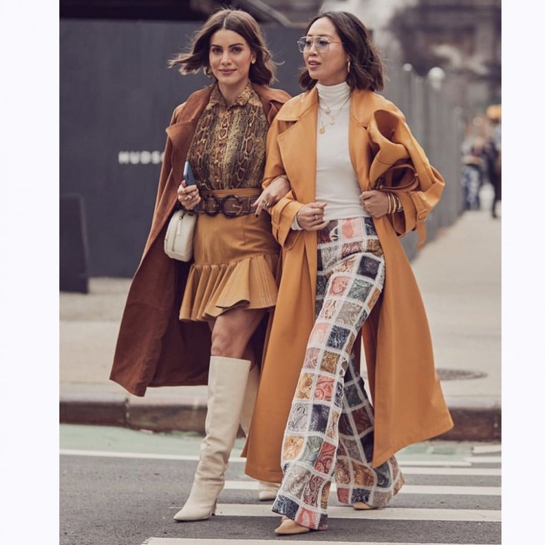 اللون الجملي يسيطر على إطلالات موضة الشارع خلال أسابيع الموضة