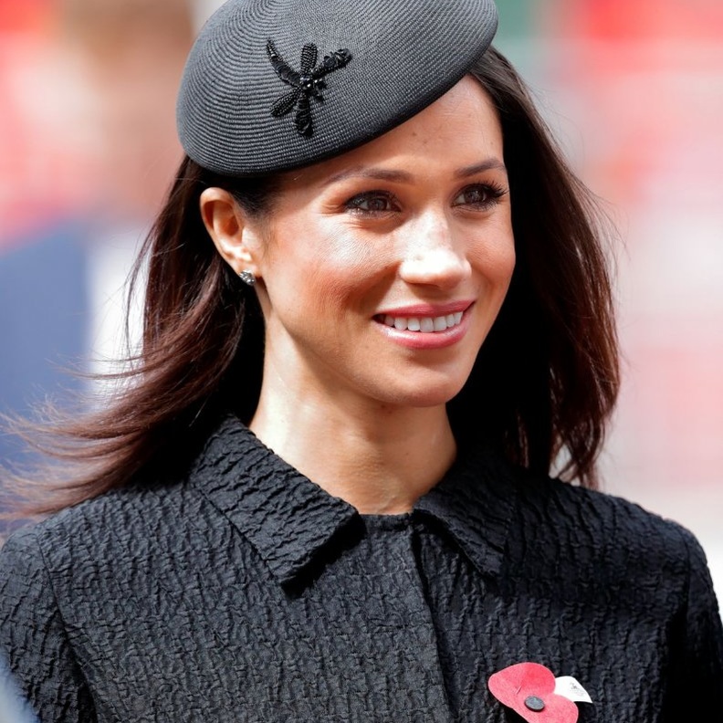 أكسسوارات شعر ميغان ماركل دائرية وعريضة