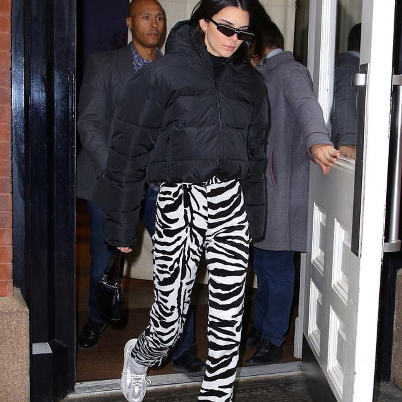 أطلت كندل جينير على هامش أسبوع الموضة في نيويورك بجاكيت ضخمة سوداء نسّقتها مع سروال مخملي بطبعة الـZebra