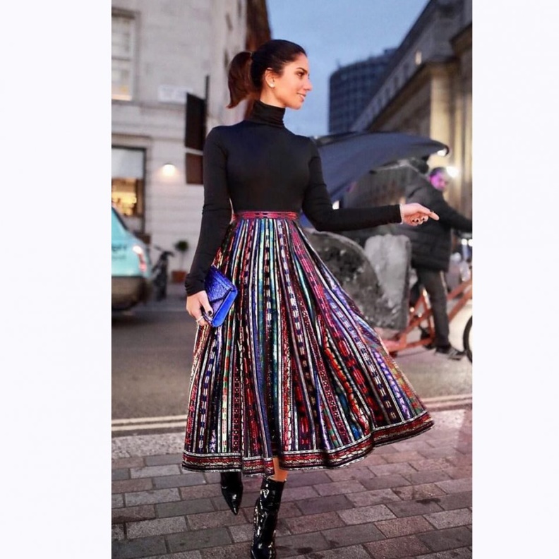 التنورة المكسرة الماكسي لاطلالات عصرية وأنيقة