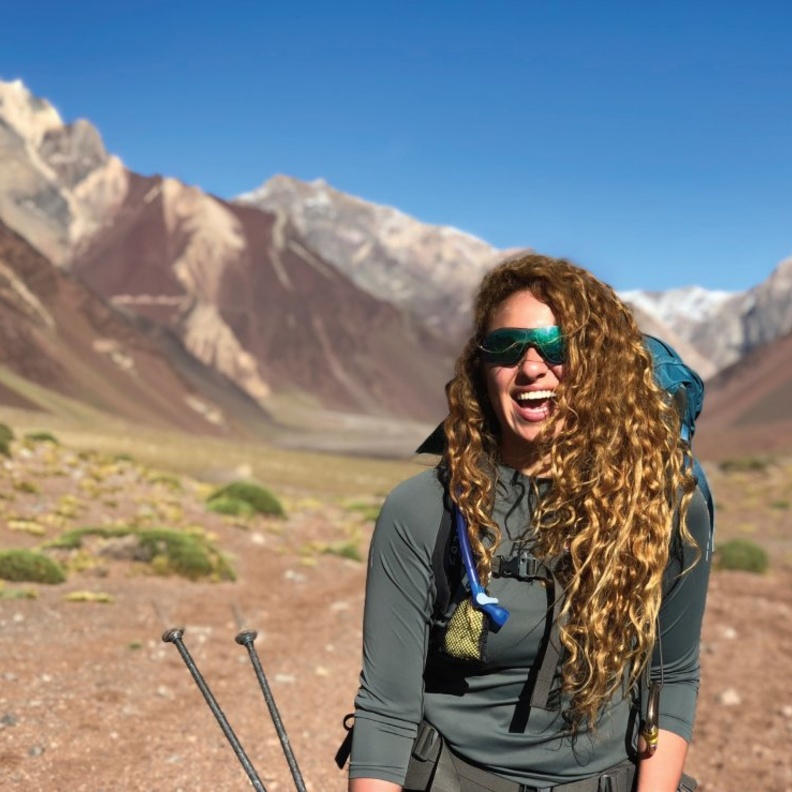  أول لبنانية وعربية تصل الى قمة أعلى بركان ناشط