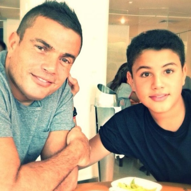 نجل عمرو دياب ينشر صورة قديمة لعائلته