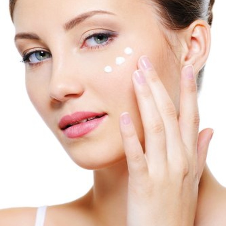 تعلمي الطريقة الصحيحة لتطبيق كريم العين