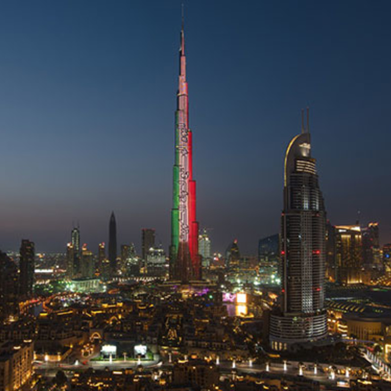 برج خليفة يتزين بعلم الكويت في العام الماضي أثناء إحتفالات الإمارات باليوم الوطني الكويتي