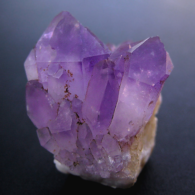 حجر الأرجوان أو الجمشت هو من الأحجار المناسبة لبرج الدلو حيث يمنحه الحكمة والاتزان