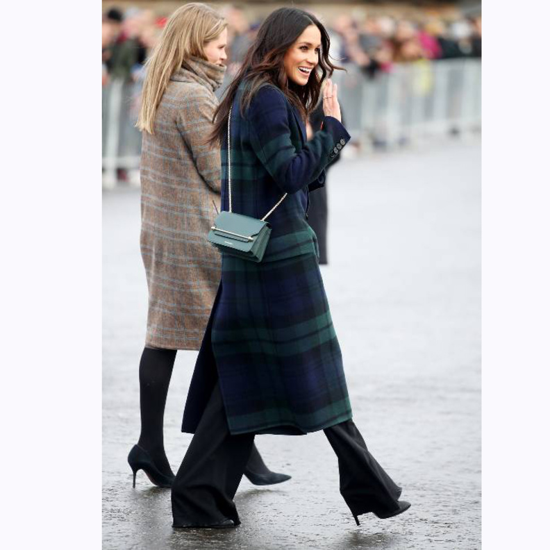 إطلالة باللون البرغندي اختارت لها معطف من Club Monaco