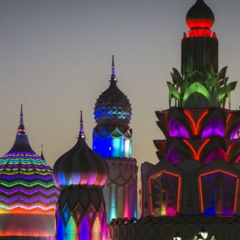 جولة حول العالم خلال شهر العسل في القرية العالمية