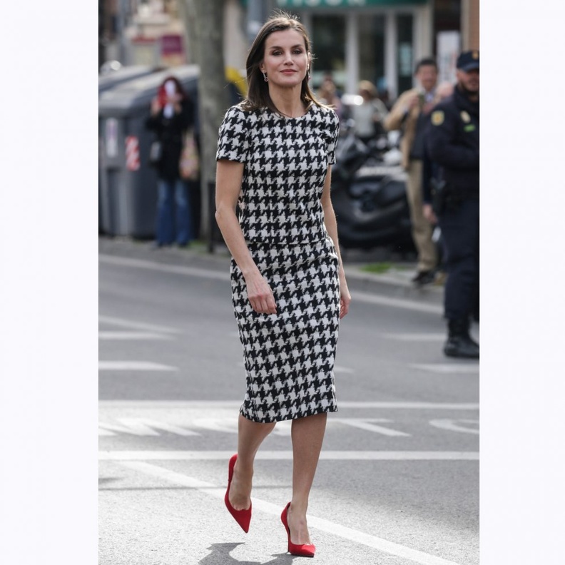 اختارت الملكة رانيا قميص أنيق باللون الأبيض ونسقته مع سروال عريض وقصير باللون الأسود