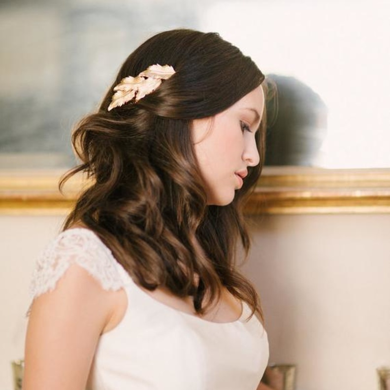 قطعة اكسسوار أنيقة للشعر مصممة على شكل سلاسل أنيقة مجتمعة.