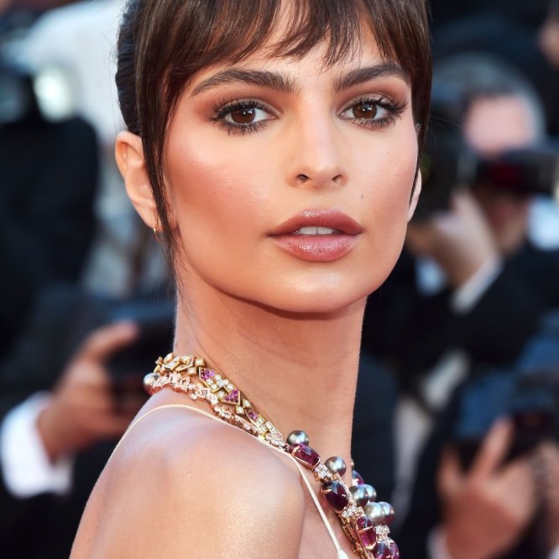 اختاري الغرة المالسة بأسلوب تايلور سويفت