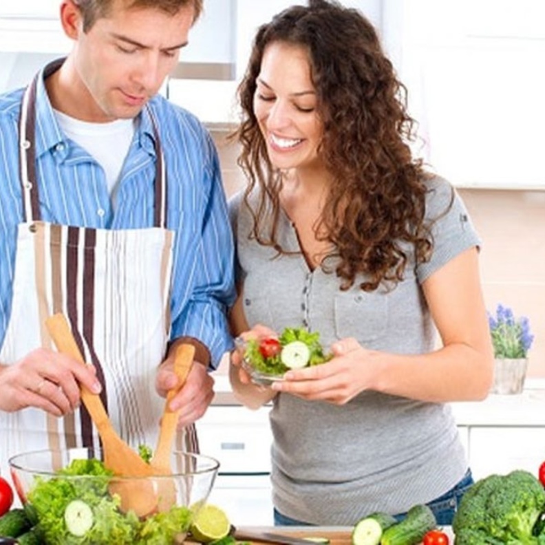 كيف تؤثر مساعدة الزوج لزوجته في الأعمال المنزلية على علاقتهما 