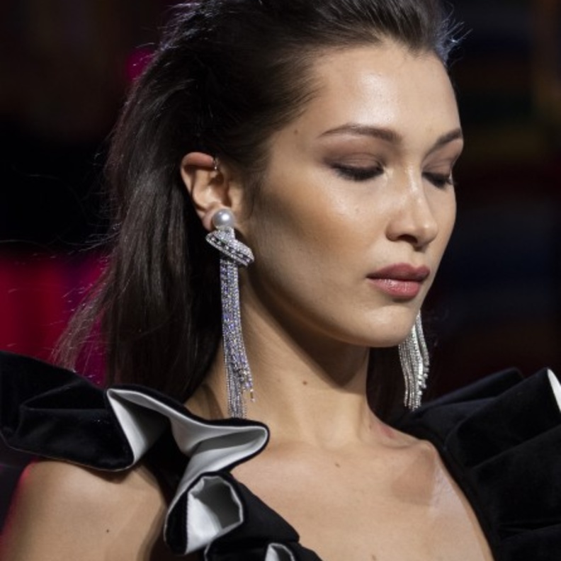 اكسسوارات الأقراط الدائرية العريضة بطبقات متعدّدة على الأذنين من دار Laquan Smith