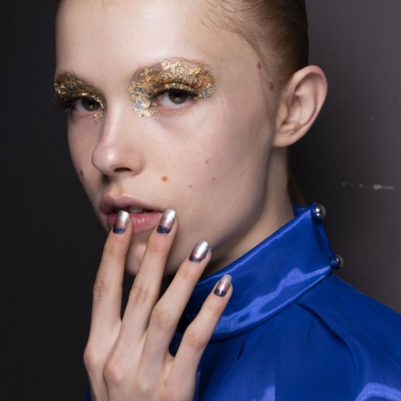 مناكير زهرية فاتحة بحبيبات اللؤلؤ النافر على أطراف الأظافر الطويلة من وحي دار Fashion East