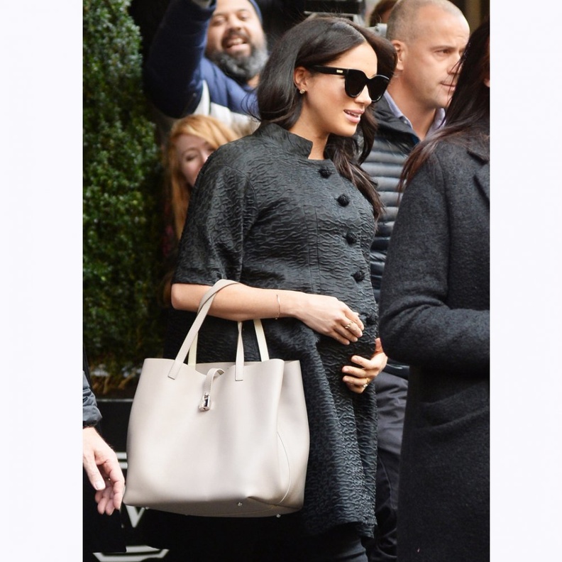  أكملت ميغان الإطلالة بجزمة سوداء وحقيبة جلدية من ستيلا ماكارتني