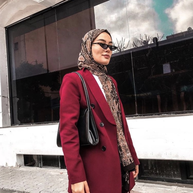 استوحي إطلالاتك بالحجاب في السفر من أسلوب المدونة التركية Esra Oguz