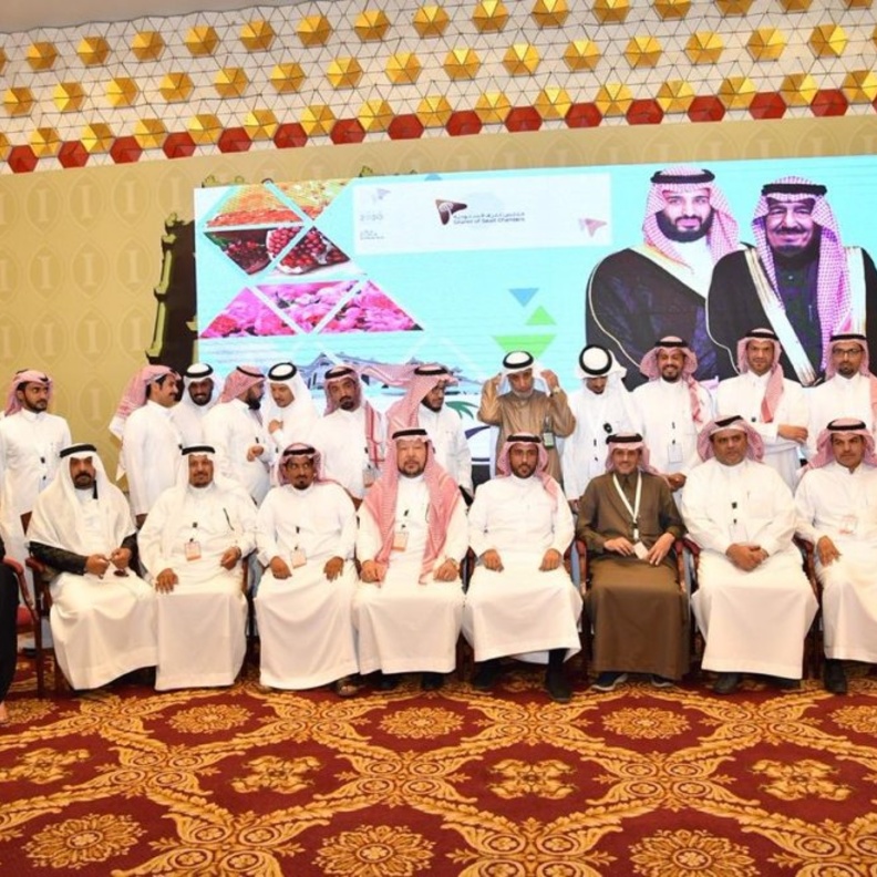 الاستاذتين أبتسام ومحسنة أول سيدتين في غرفة الطائف