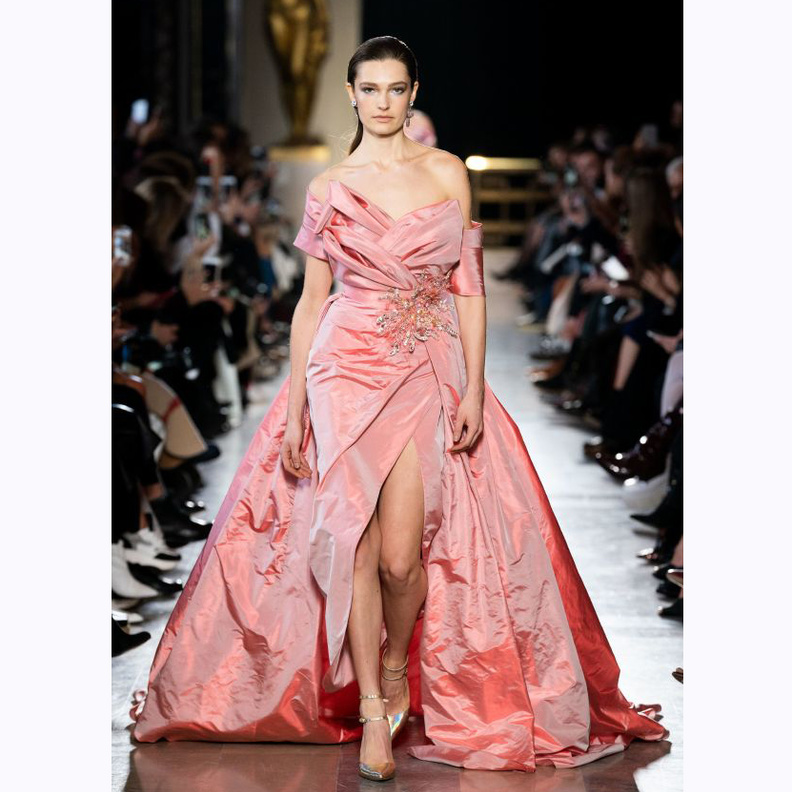 فساتين خطوبة باللون الزهري من مجموعة زهير مراد