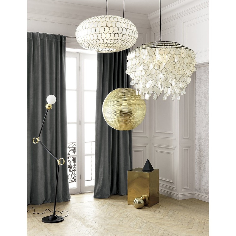 اختيار رائع لجهاز إنارة عصري باللون الأبيض ينير مدخل المنزل