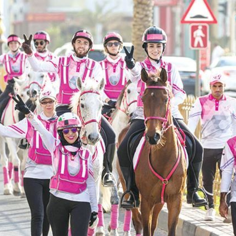 مسيرة فرسان القافلة الوردية