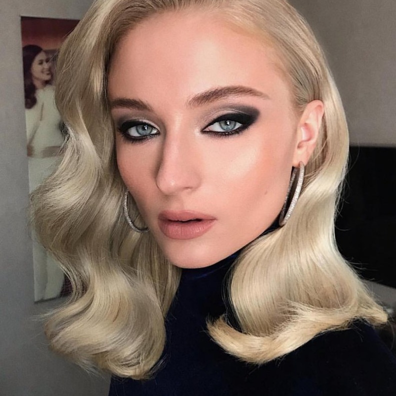 أحمر شفاه أحمر ناري مع مع ظلال ناعمة