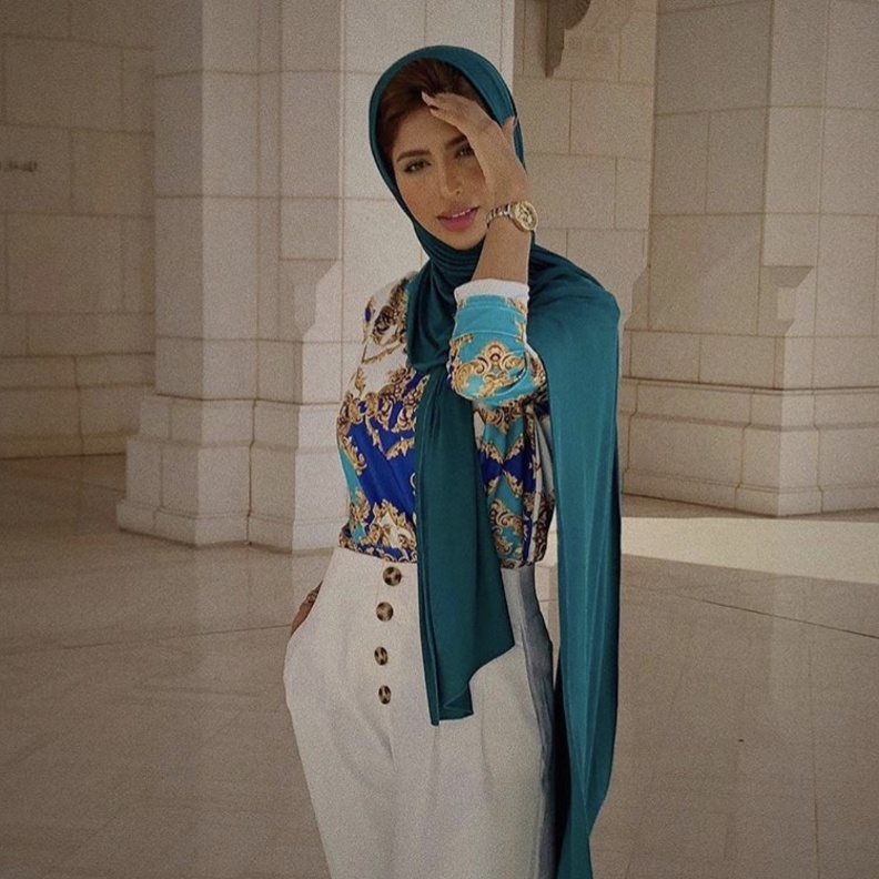 إضافة اللون النيون الدارج إلى إطلالة شبابية