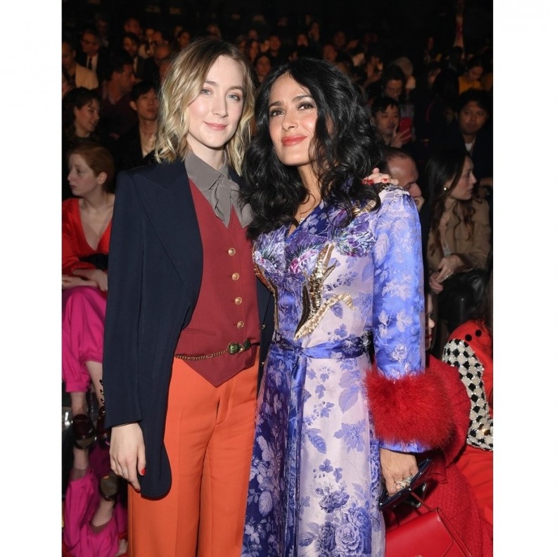 سيرشا رونان وسلمى حايك في عرض غوتشي خلال أسبوع الموضة بميلان