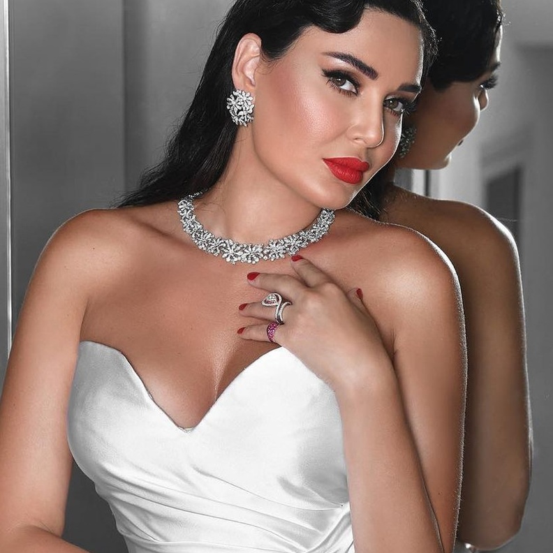 سيرين عبد النور متألقة بمجوهرات لازوردي L'azurde