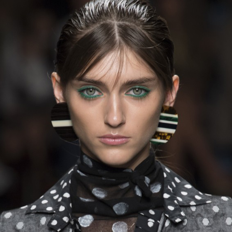 جرأة الآيلاينر الأخضر الرفيع على الجفون العليا والسفلى من دار Cividini