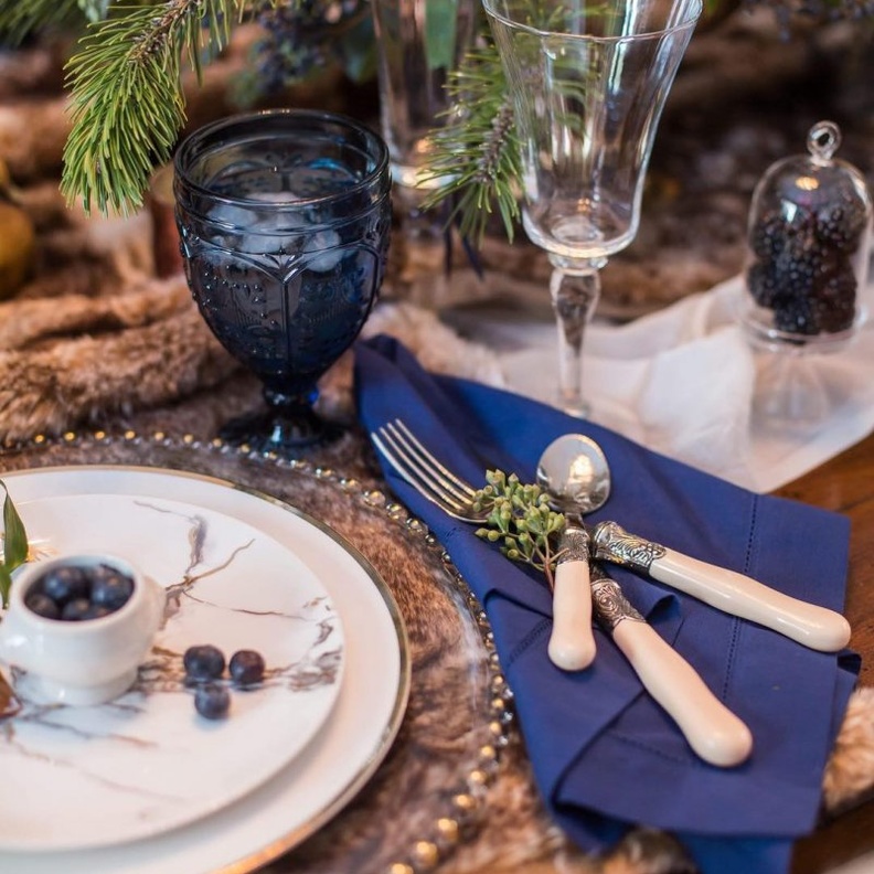 اناقة اللون الازرق الملكي في حفلات الزفاف