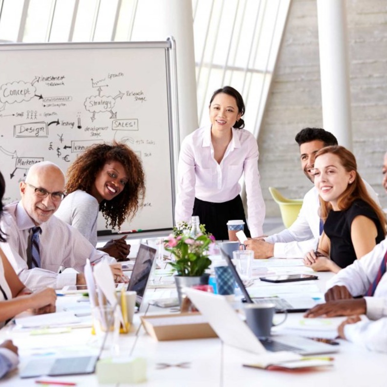 يشدد المدير من برج الدلو على العمل ضمن فريق