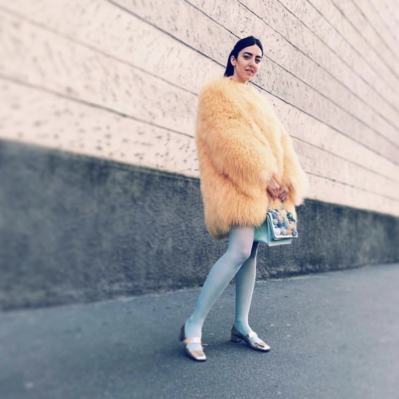 نهى نبيل متألقة بجوارب طويلة من Gucci 