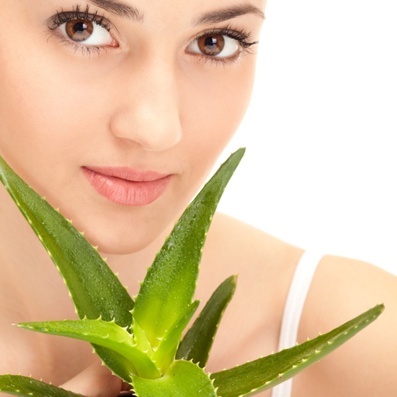 خلطات الالوفيرا تعمل على تفتيح لون الجلد