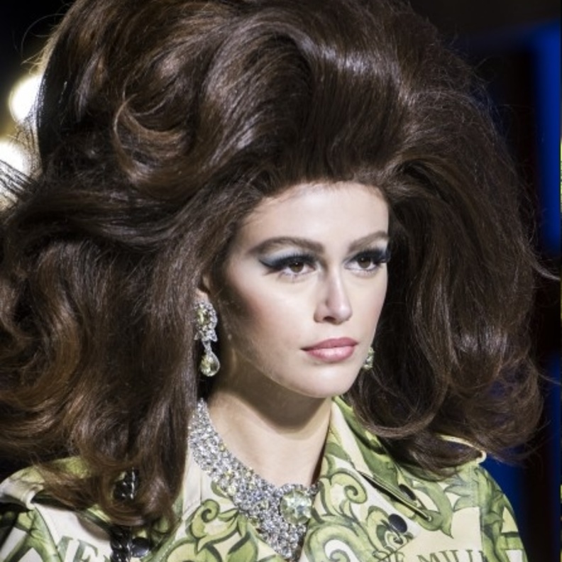 تسريحات الشعر العالي من Moschino.