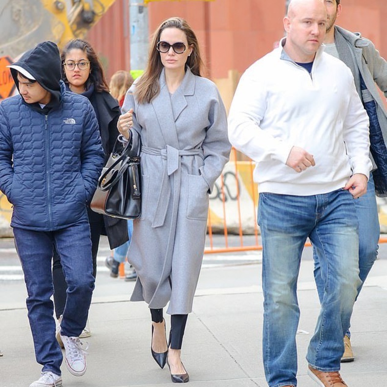 فيما إعتمدت تسريحة الشعر المنسدل، غطّت وجهها بنظارات كبيرة دائرية سوداء