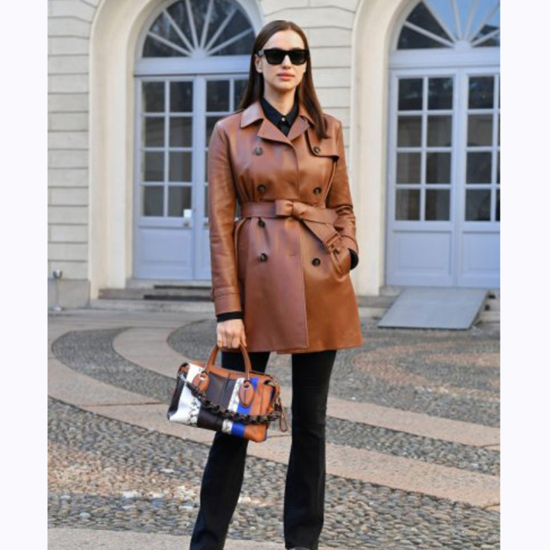 سحرتنا بيلا حديد ‏Bella Hadid‏ بموضة المعطف الجلدي المضلع باللون البرغندي