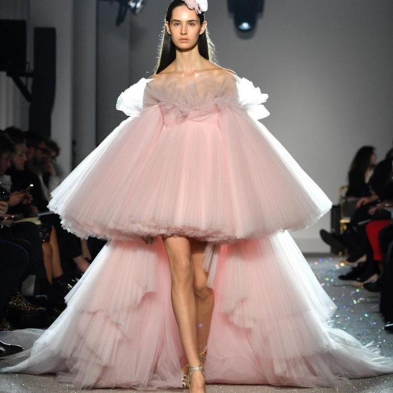 فستان من تصميم giambattista valli