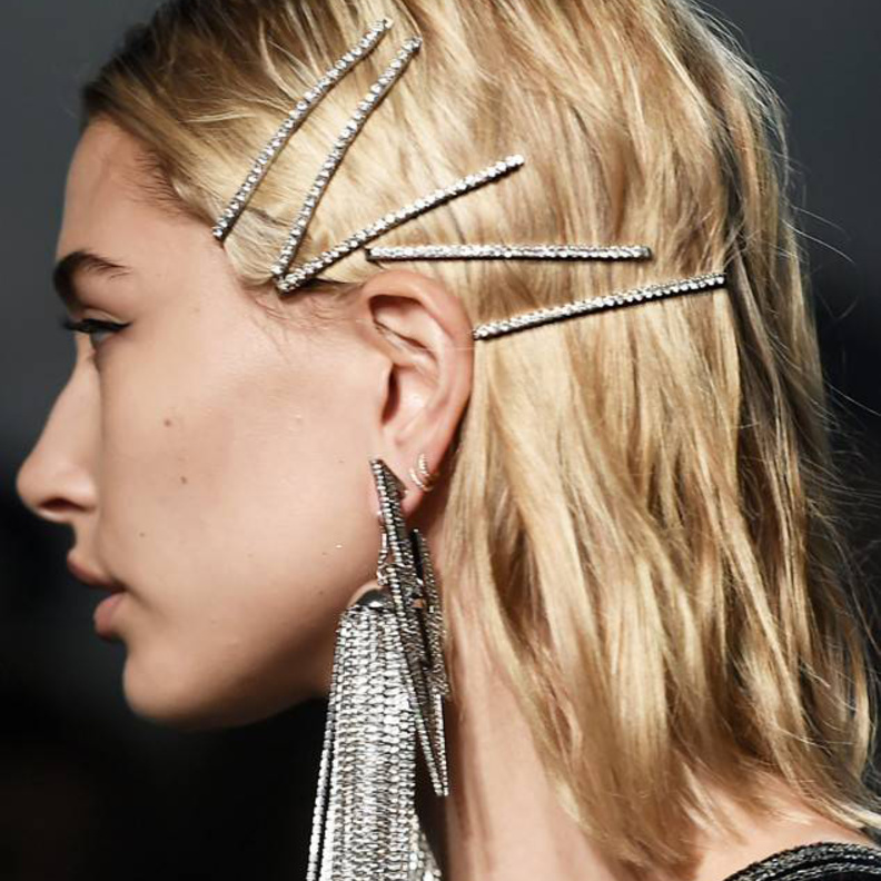 مشابك شعر التسعينات تعود من جديد