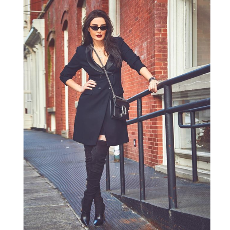 كايلي جينير اعتمدت البوت العالي باللون الأخضر مع فستان أبيض قصير