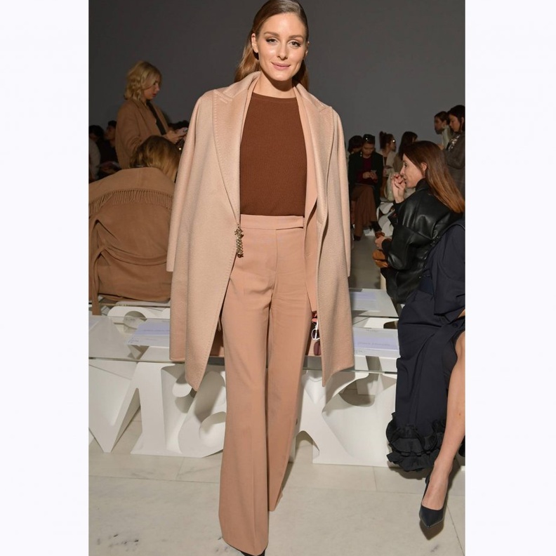 إطلالة Geogia May Jagger باللون الأسود خلال عرض Emporio Armani