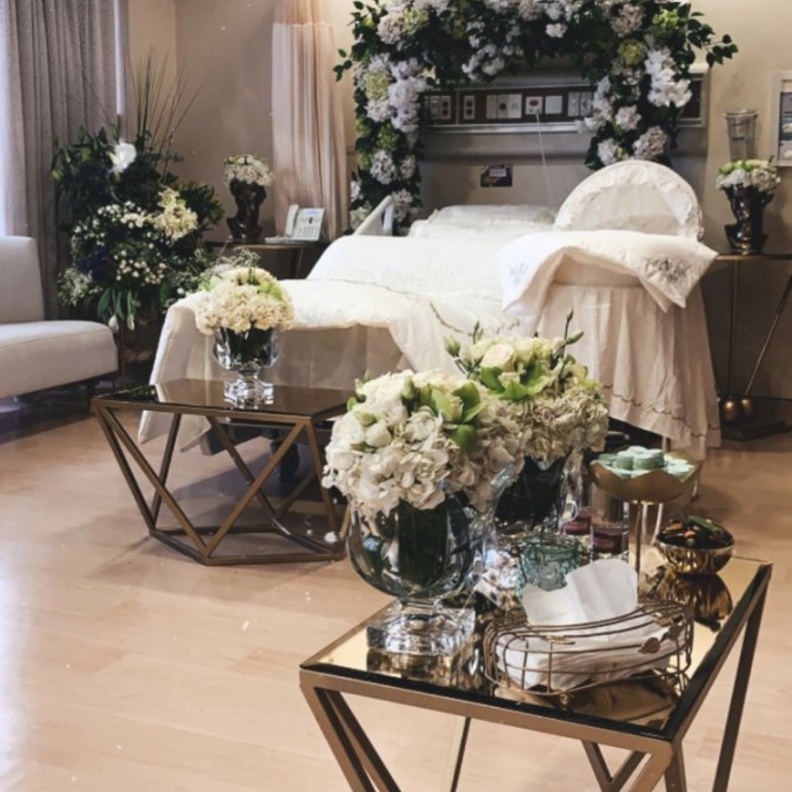 اعتماد لوحة ألوان راقية وأنيقة بدرجات الأبيض والأزرق والأخضر في صالة استقبال الضيوف