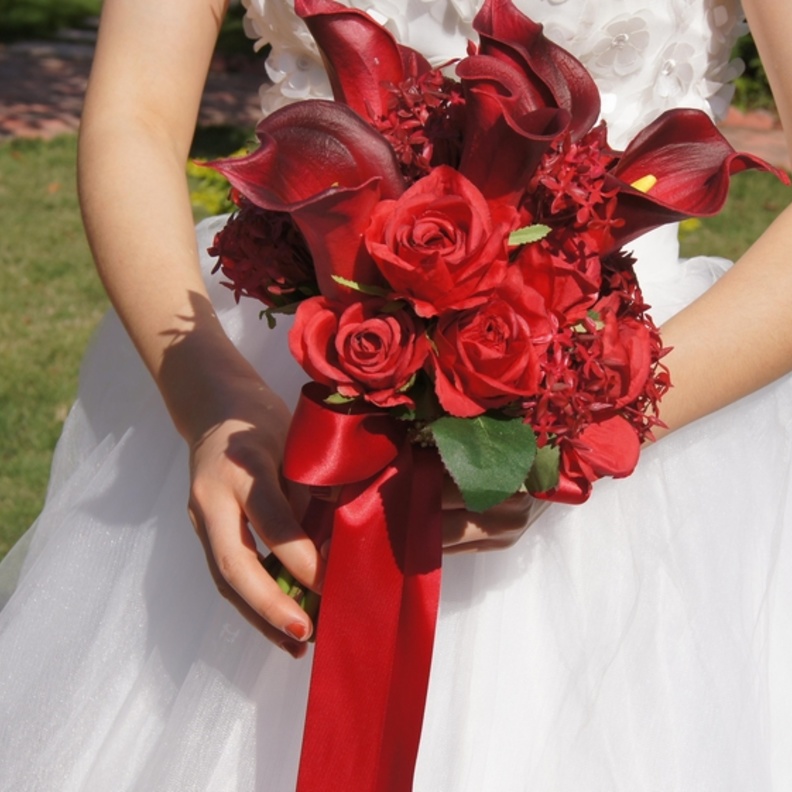 باقات زهور العرائس ذات اللون الأحمر تتميز أيضا بجاذبيتها فهي غالبا ما تكون ملفتة للغاية