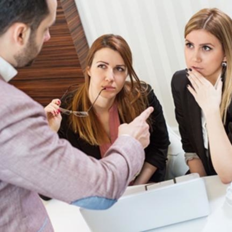 كيف تواجه المرأة التمييز والتنمر في مجال العمل