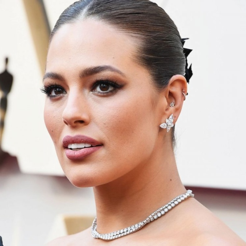 إطلالة جمالية بسيطة لأيرينا شايك