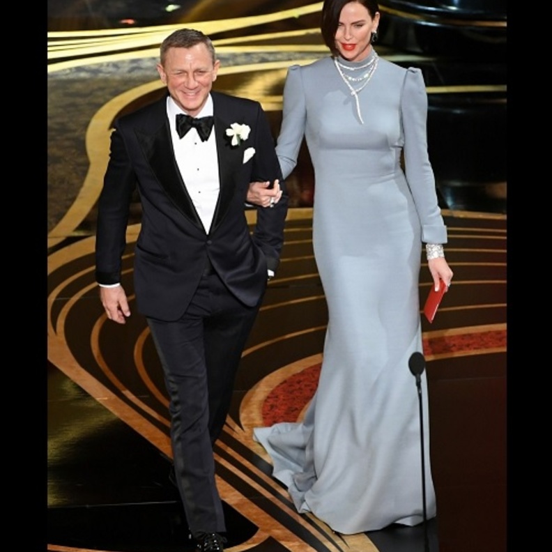 دانيال كريغ وتشارليز ثيرون على مسرح حفل جوائز الأوسكار 2019