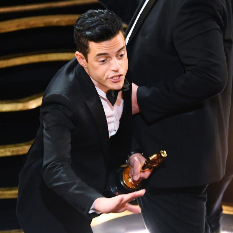 رامي مالك يسقط على مسرح الأوسكار بعد استلامه جائزة أفضل ممثل