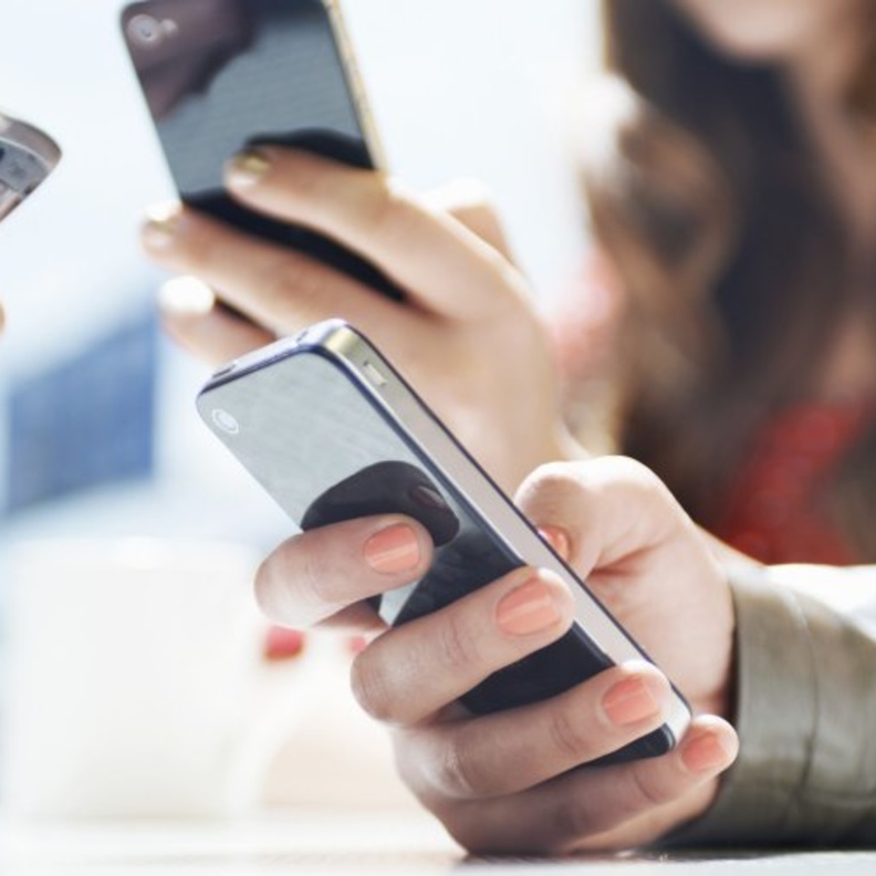 استخدام الأجهزة الذكية أثناء الطعام يضر الصحة