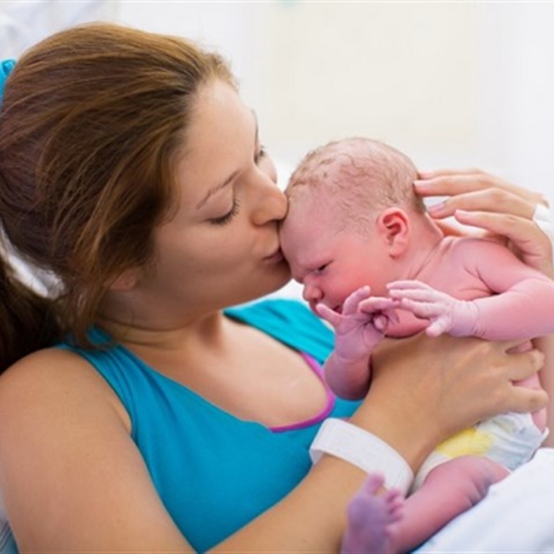 كيف تعتني الأم بصحتها بعد الولادة