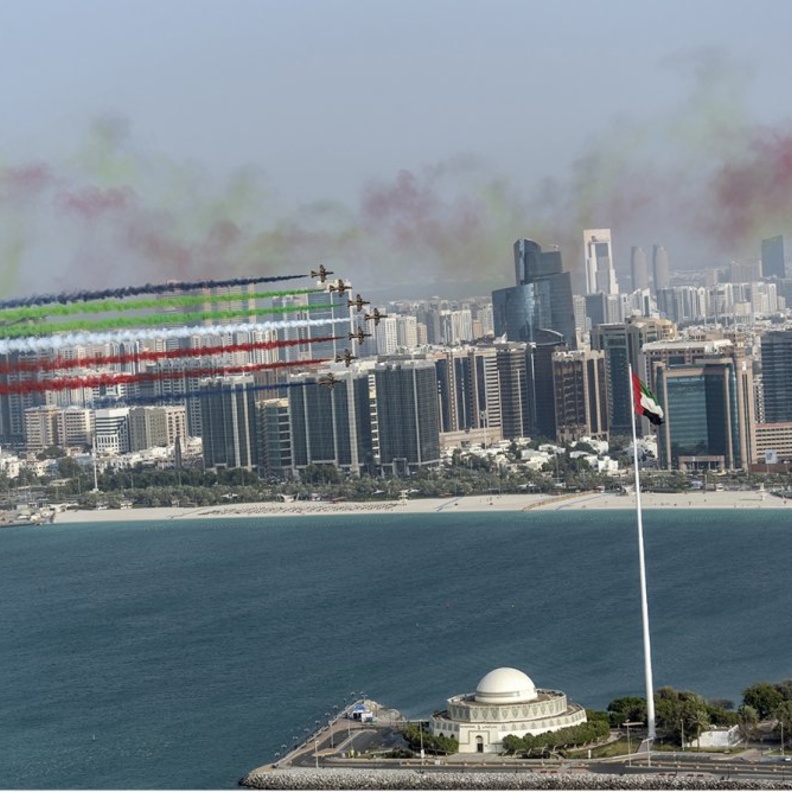 عروض جوية من فرسان الإمارات في اليوم الوطني للكويت 
